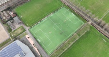 Lakros takımı sporu, yukarıdan aşağıya hava aracı görüntüsü. Spor ve eğlence, amatör oyun.