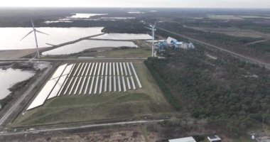 Güneş panelleri kullanılarak üretilen sürdürülebilir enerji, özellikle enerji tedariği için bir sanayi bölgesinde.