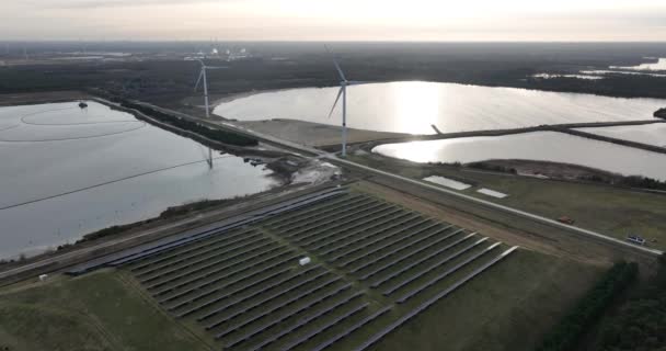Nachhaltige Energieerzeugung Mittels Sonnenkollektoren Insbesondere Einem Industriegebiet Zur Energieversorgung — Stockvideo