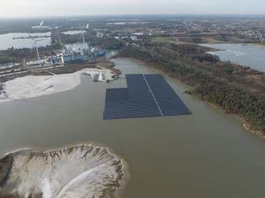 Güneş panelleri kullanılarak üretilen sürdürülebilir enerji, özellikle enerji tedariği için bir sanayi bölgesinde.