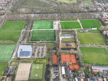 Spor sahaları eğlencesi ve boş zaman aktivitesi kuşları hava aracı görüşü.