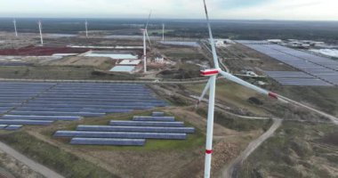 Kristal Güneş Parkı denen bir sanayi bölgesinde güneş paneli parkı. Güneş 'in doğal ışığını kullanarak sürdürülebilir enerji üretimi. CO2 emisyonlarını ve yeşil enerjiyi önler.