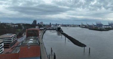 Hamburg, Kreisfreie Stadt, Almanya, 30 Aralık 2023: Hamburg Cruise Center Altona 'da hava aracı görüntüsü, yolcu gemisi onun yanına yanaştı. Elbe Nehri ve arka plandaki şehir ve rıhtım.