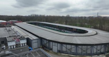 Yapay buz pateni alanı, eğlence amaçlı kış aktivitesi, açık hava mimari hava aracı genel görünümü. Utrecht, Hollanda.