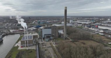 Utrecht, Hollanda 'daki eski elektrik santrali Lage Weide' in yanındaki Biyoısı Bölgesi ısıtma tesislerine kuşların bakış açısı.