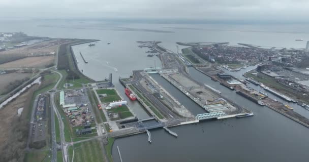 オランダのテルニゼン市のテルニゼンロックまたはシーロックは 西シェルトの海運チャネルからゲントツェルツェン運河へのアクセスを提供し したがって — ストック動画