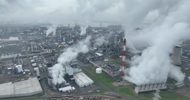 Flygfåglar Betraktar Den Kemiska Industrin Hamnen Antwerpen Belgien Rökgaser Och — Stockvideo