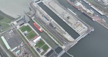 Terneuzen 'deki Nieuwe Sluis 2024' ün dördüncü çeyreğinden itibaren Panamax sonrası gemilere erişim sağlayacak. Kanal Bölgesi 'ne deniz girişi. Denizcilik altyapısı.