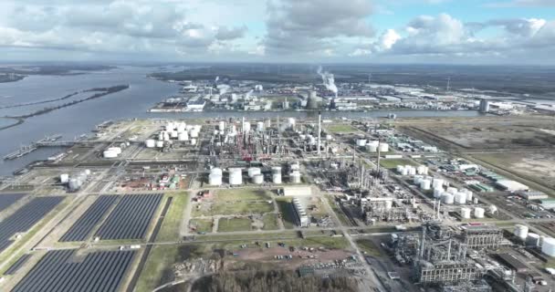 オランダのムエルディクの石油化学精製所に関する空中ドローンビュー 重工業 化学機器設備 — ストック動画