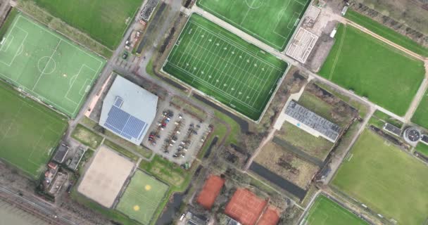 业余运动场地 空中俯瞰不同类型运动场地的轮廓 复杂设施概览 — 图库视频影像