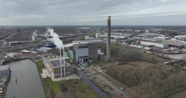 荷兰乌得勒支 2024年2月7日 由公用事业和能源公司Eneco运营的中央猪笼草烟囱 家庭用电供应 — 图库视频影像