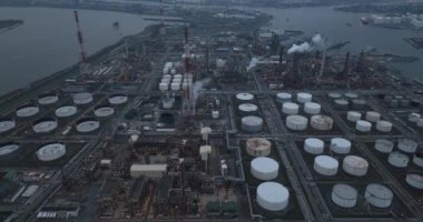 Belçika 'nın Antwerp limanındaki rafineriler ve üç tane buharlı kraker. Petrokimyasal silolar ve konteynırlar. Kimyasal üretim, petrol ve kimyasal üretim.