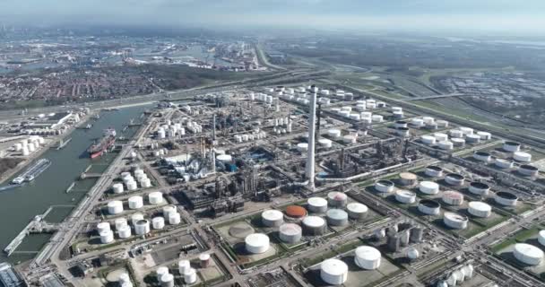 Oljeraffinaderi Pernis Hamnen Rotterdam Nederländerna Flygdrönare — Stockvideo