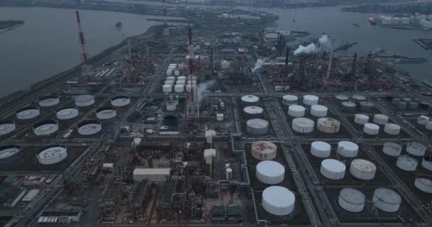 Нефтеперерабатывающие Заводы Три Паровых Крекера Порту Антверпена Бельгия Сумерках Нефтехимические — стоковое видео