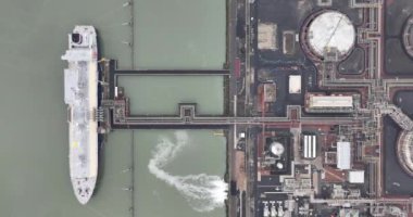 Zeebrugge LNG terminali Knokke Soygunu, Belçika. LNG gemilerinin her türünü yüklemek ya da boşaltmak, LNG gemileri arasında transhipment, tankerlere LNG yüklemek ya da LNG enjekte etmek için yeniden gaz vermek