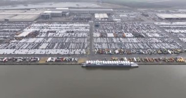 Belçika 'nın Antwerp limanındaki Antwerp limanındaki deniz taşımacılığı terminalinde araç ve diğer araçlara tepeden aşağıya hava aracı görüntüsü.
