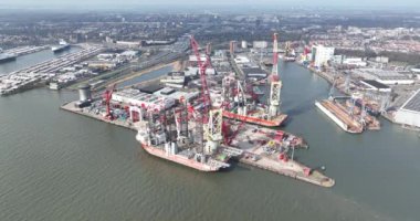 Schiedam, Zuid Holland, Hollanda, 9 Mart 2024: Mammoet ağır nesneleri kaldırma ve taşıma konusunda uzmanlaşmış Hollandalı bir şirkettir..