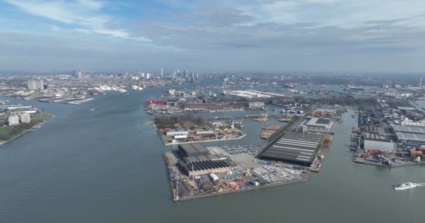 ロッテルダム港 ロッテルダムのスカイラインの裏側 ヨーロッパ最大の産業港 ニーダ マース川に沿って — ストック動画