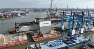 Pernis, Zuid Holland, Hollanda, 9 Mart 2024: Pernis limanındaki Damen gemisinin bakım sahasında Boskalis ekipmanı. Boskalis 'in ana faaliyetleri arazi ıslahı..