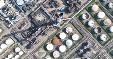 Rafineri petrokimya tesislerinin yukarıdan aşağı görüntüsü. Günde 400.000 varil ham petrol işleniyor. Rafineri tarafından üretilen ana ürünler gaz yağı dizel, benzin, gazyağı, baz.