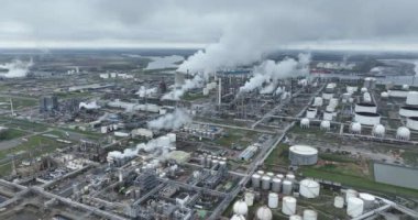 Hollanda, Terneuzen 'deki Dow Kimya Parkı. Hava aracının genel görüntüsü. Çok büyük kimyasal fabrikalar, temel olarak plastik üretiyorlar, derin sularda yer alıyorlar..