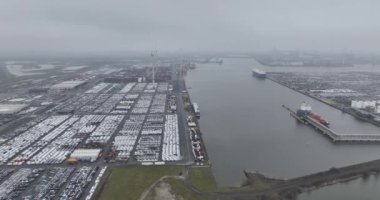 Antwerp Euroterminal, Antwerp limanındaki en büyük çok amaçlı terminaldir. Araba taşımacılığı, hareketlilik endüstrisi. Deniz üzerinde küresel lojistik.