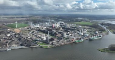 Ecopark Terneuzen ve tank temrinal Terneuzen, atık su, yarı bitmiş sıvı ürünler ve gübrelere odaklanan büyük bir sanayi parkı. Gent 'ten Terneuzen' e giden kanal boyunca..