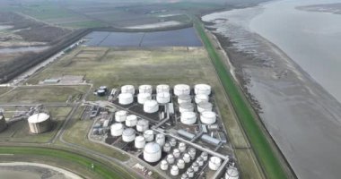 Rıhtımdaki petrol ürünleri depolama terminaline demirlenmiş bir geminin havadan aşağı görüntüsü. Terneuzen, Hollanda.