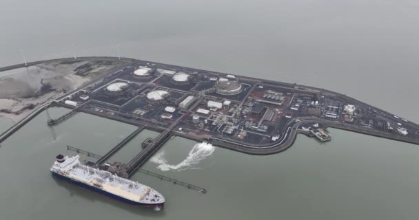 Lng船によって供給される液化天然ガスの排出および貯蔵のための外の港 ガスはベルギーの民間および産業の消費者によって使用されます — ストック動画