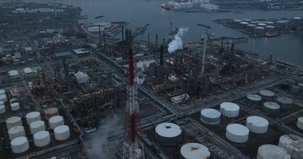 Petrokemisk Raffinering Nattetid Hamnen Antwerpen Belgien Kemisk Produktion Råolja — Stockvideo