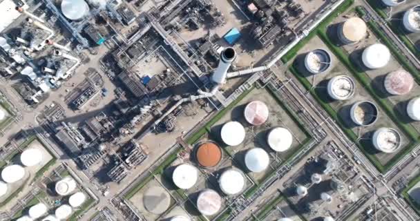 炼油厂石化装置的空中俯视图 每天加工404 000桶原油 炼油厂生产的主要产品是汽油 基础油 — 图库视频影像