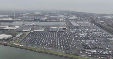 Zeebrugge, Batı Flanders, Belçika, 3 Mart 2024: Zeebrugge 'un ticari, endüstriyel ve transhipment limanları. Bruges limanı veya Zeebrugge Limanı, Almanya 'nın en büyük ikinci limanıdır.