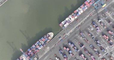 Konteynır nakliyatının üstü, Antwerp limanı, Belçika. Gemiler ve konteynırlarla rıhtım. Nakliye ve lojistik ürünleri. İskele terminali. Hava aracı görünümü.