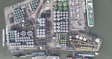 Petrokimya silolarında, havadan aşağı insansız hava aracı görüntüsü çok güzel. Rotterdam, Schiedam, Hollanda limanında. Depolama konteynerleri.