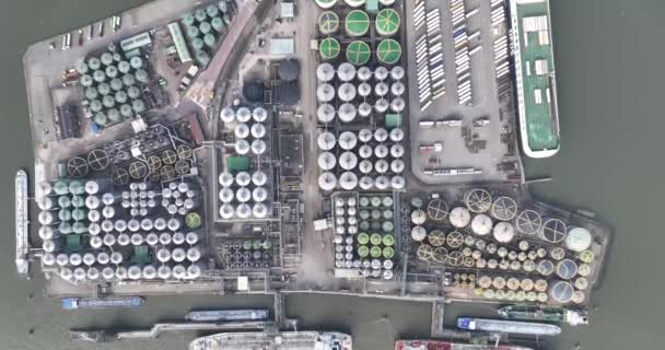 美しいパターンの石油化学シロスの空中上下のドローンビュー ロッテルダムの港 シェダム オランダ ストレージコンテナ — ストック動画