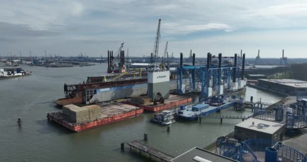 ペルニス オランダ オランダ 3月9日 2024 ペルニス港のダメン船修理工場のメンテナンスサイトのボスカリス装置 ボスカリス主な活動は土地の埋め立てである — ストック動画