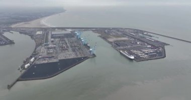 Zeebrugge çok çeşitli malları taşımak için çok amaçlı bir limandır: birim yükleri karavan ve konteynırlar, yeni arabalar, konvansiyonel genel kargo, proje yükü, kuru ve sıvı mallar ve