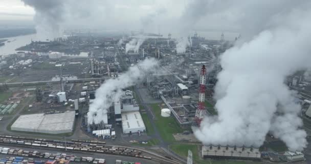 Flygfåglar Blickar Mot Den Kemiska Industrin Hamnen Antwerpen Belgien Med — Stockvideo