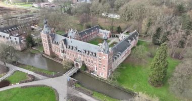 Louvain, Belçika 'daki Heverlee' deki Arenberg Kalesi. Şato, kampüs Arenberg 'in merkez binası olarak kullanılan Leuven Katolik Üniversitesi' ne aittir. O, oranın merkezidir.
