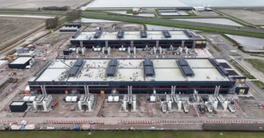 İnşaat halindeki büyük bir veri tabanının hava aracı görüntüsü, Hollanda 'nın Agriport kentindeki internet altyapı binası. Bilgisayar ve internet veri yapısı.