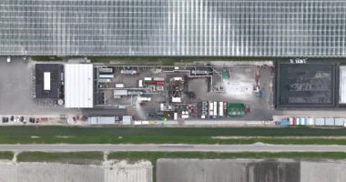 Yeryüzünün altından sıcak su pompalayan bir jeotermal ısı kurulumu. Sürdürülebilir enerji kurulumu.