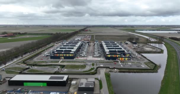 荷兰Agriport的一个大型数据中心正在建设中 即互联网基础设施大楼的空中无人机视图 计算机和互联网数据结构 — 图库视频影像