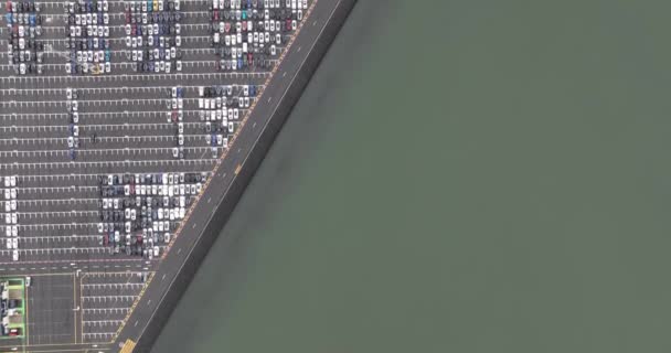 从空中俯瞰汽车候机楼 汽车和准备在海上运输的车辆 — 图库视频影像