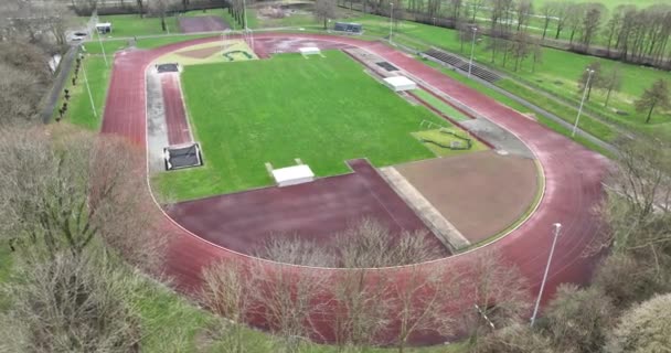 Sportplatz Laufbahn Drohnen Aus Der Luft Leichtathletik Laufstrecke Übungsplatz Rennbahn — Stockvideo
