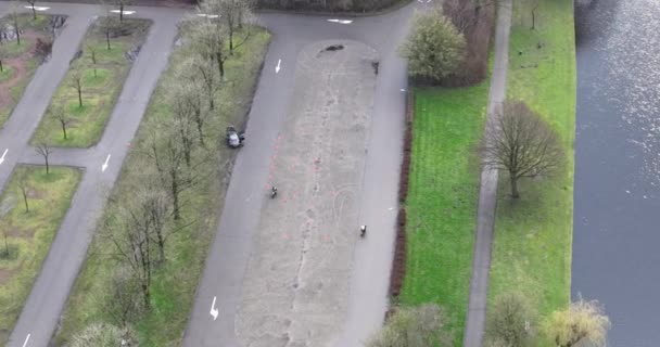 Aerial Drone Kilátás Motorkerékpár Lecke Edzőtér Üres Parkolóhely — Stock videók