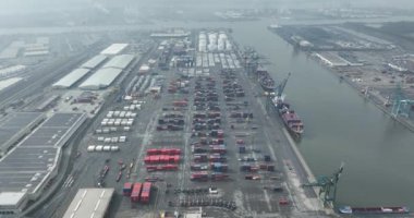 Belçika 'nın Antwerp limanındaki konteynır gemisinin üstü açık..