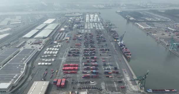 ベルギーのアントワープ港のコンテナ船の上の空中上部 — ストック動画