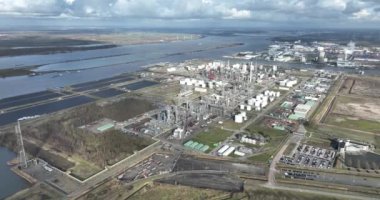 Moerdijk, Hollanda, Naphtha, gaz yağı ve LPG 'yi rafinerilerden plastik endüstrisi için temel kimyasallara dönüştüren petrokimya kompleksi.