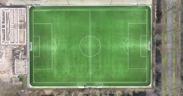 Campo Fútbol Aéreo Arriba Hacia Abajo Partido Fútbol Acción Gente — Vídeo de stock