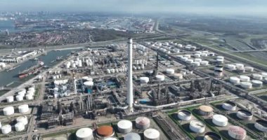 Pernis 'teki büyük petrol kompleksinin havası olan ham petrol, benzin, gazyağı, dizel ve kimya endüstrisi için hammadde gibi kullanışlı ürünlere dönüştürülüyor. Hava aracı görüntüsü,